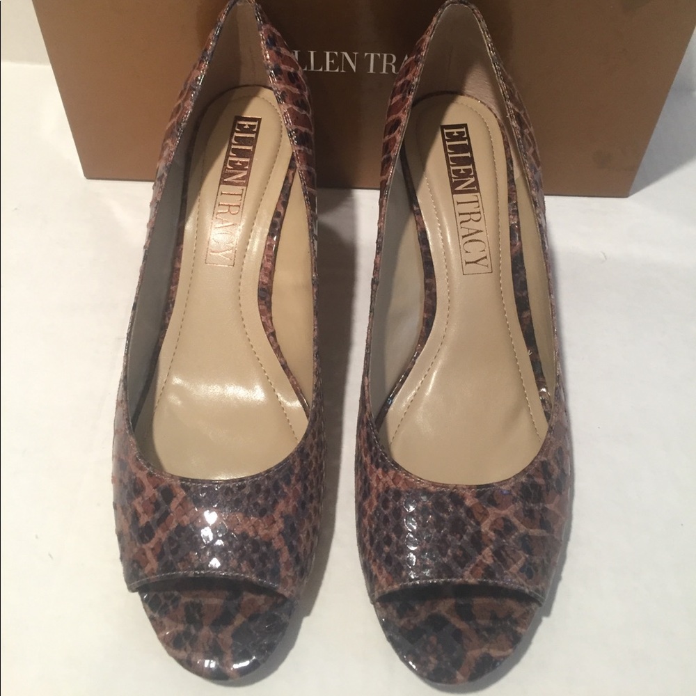 ELLEN TRACY COGNAC SNAKE PRINT PEEP TOE WEDGES 9.